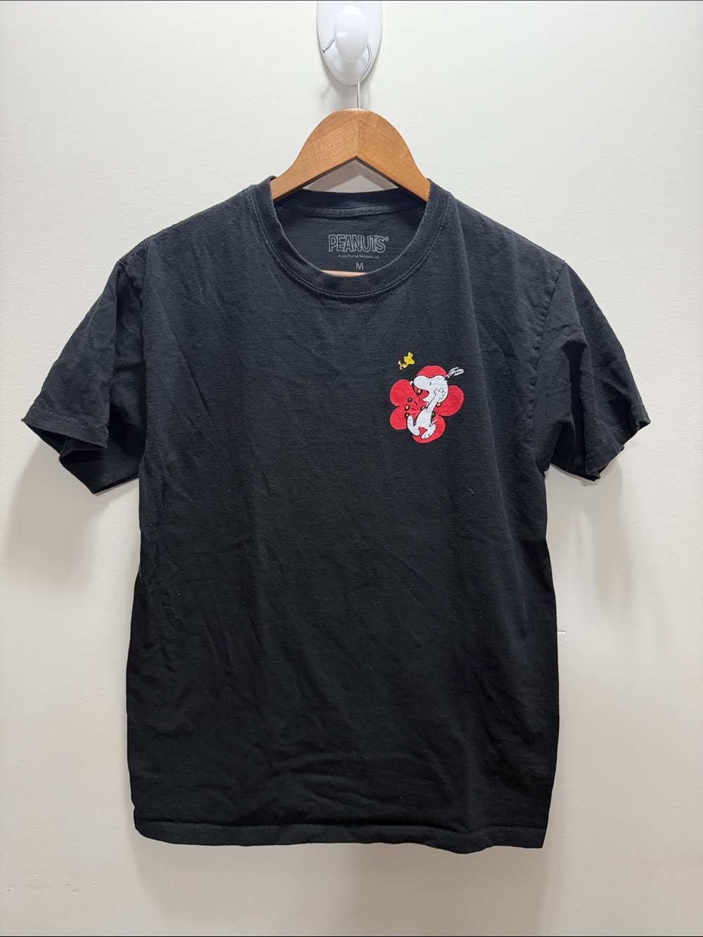 Peanuts Men's Black Short-Sleeve Graphic Tee with Red Accent Size M 27x19